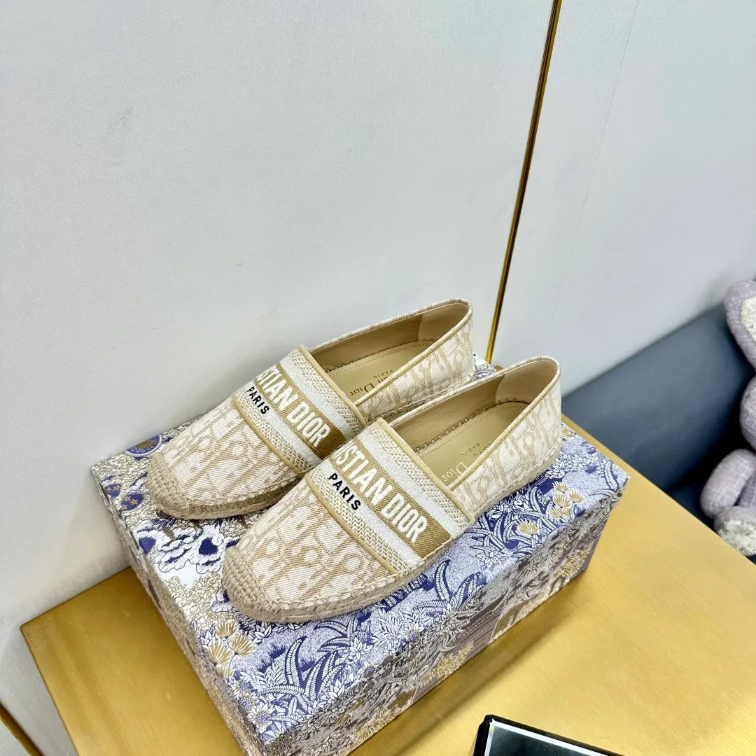 👟👟Ex-factory price 480👟👟 Dior Four Seasons Classic Electric Embroidered Fisherman Shoes These Dior Granville straw fisherman shoes are casual yet elegant. The upper is made of full leather embossing//cotton embroidery Carefully crafted, with hand-made rope soles + thin rubber outsole using traditional craftsmanship, they are lightweight, wear-resistant and versatile. They are essential for summer shoe cabinets👍34-42 sizes (34.41.42 custom sizes are non-refundable and non-exchangeable)